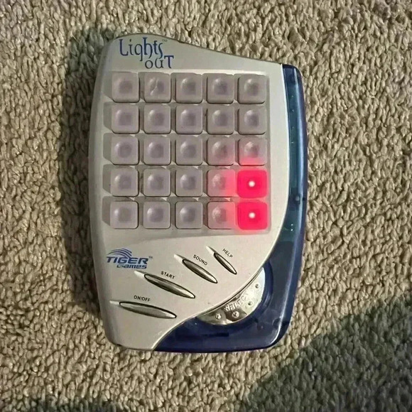 Vintage Tiger Lights Out Works! 2002 Hand Held Electronic Game Puzzle Brain - Picture 5 of 6